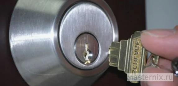 Крупный план замочной скважины сувальдного механизма с застрявшим обломком ключа