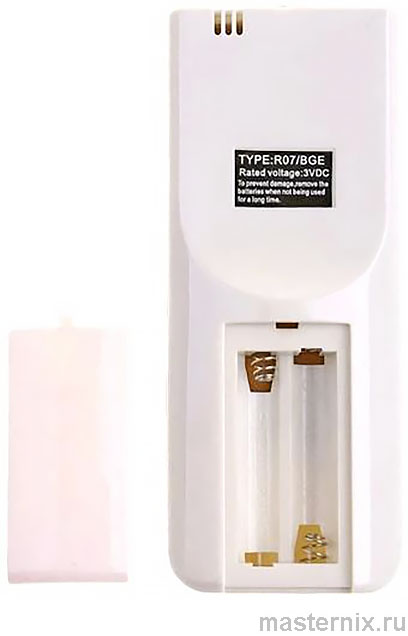 Отсек для элементов питания на задней панели пульта