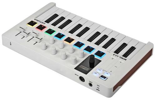 Компактная MIDI-клавиатура Arturia MiniLAB-3: 25 клавиш, 16 кнопок и 8 пэдов.