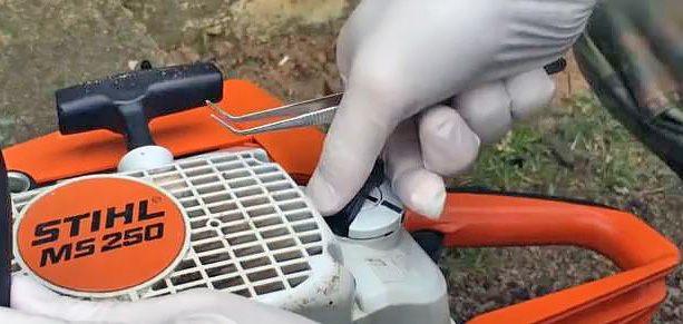 Как заменить топливный фильтр у цепной пилы