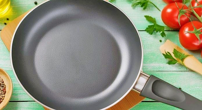 Почему антипригарное покрытие называют тефлоновым?