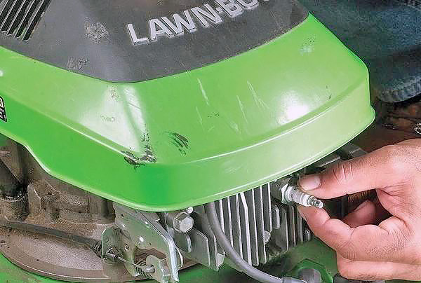 Обслуживание бензиновой газонокосилки: замена/чистка свечи зажигания и воздушного фильтра