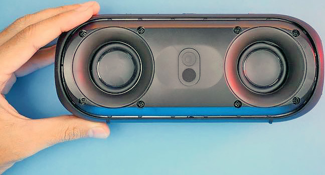 Как настроить портативную колонку, чтобы она не трещала