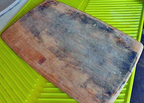 От чего темнеет бамбуковая разделочная доска?