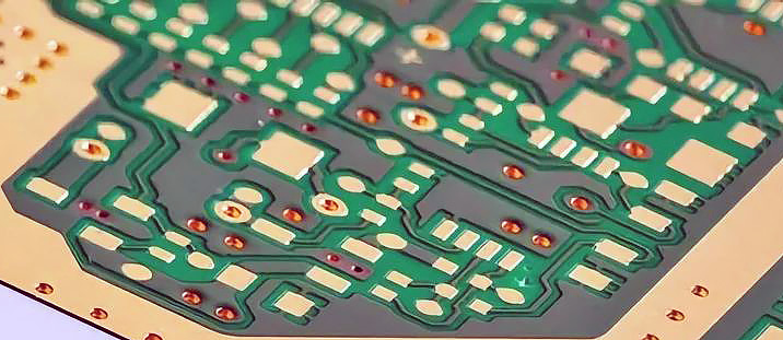 Что такое слои печатной платы материнки и как они влияют на надежность и производительность?