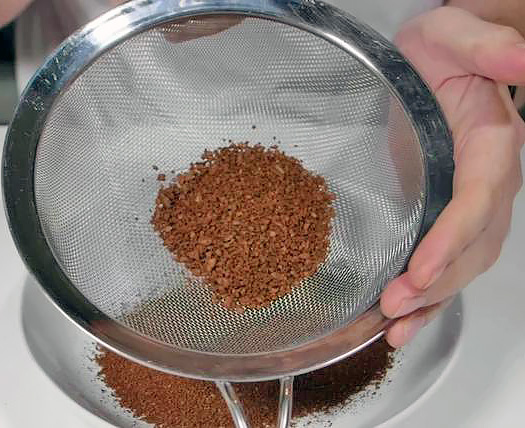 Сколько зерен можно засыпать в ножевую (ротационную) кофемолку?