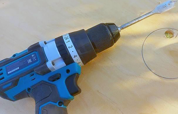 Как пропилить отверстие в середине заготовки с помощью электролобзика