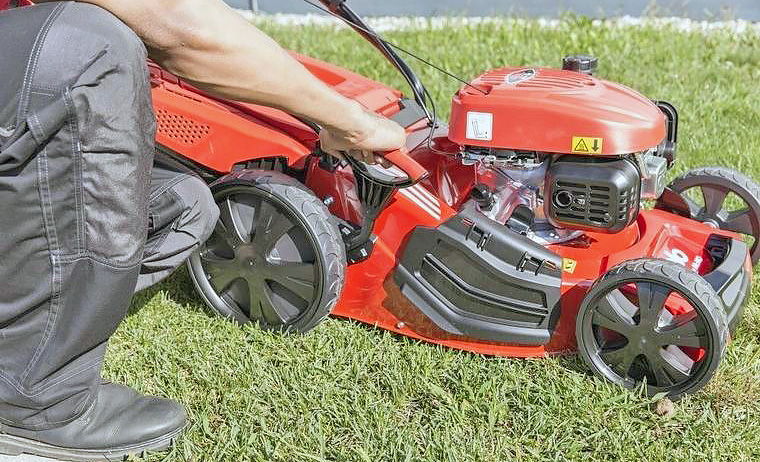 Как завести бензиновую газонокосилку