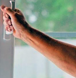 Можно ли открывать окна во время работы кондиционера