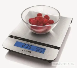 Кухонные весы измеряют в чашке малину