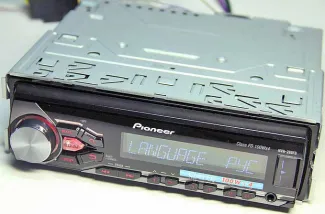 В духе времени: обзор автомобильных ресиверов Pioneer DEH-4800FD и MVH-280FD